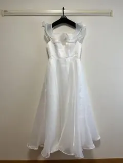 ホワイトウェディングドレス フリル付き