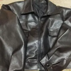 黒い合成皮革ジャケット