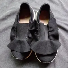 ZARA　フリル付きブラックスニーカー