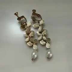 フラワーモチーフ パール イヤリング ゴールドカラー　アクセサリー　イヤリング
