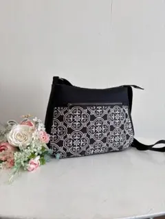 ショルダーバック　黒系刺繍