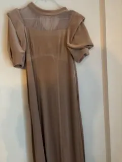 ベージュ パフスリーブ ロングドレス