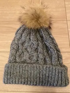 beauty&youth グレーのファー付きニット帽