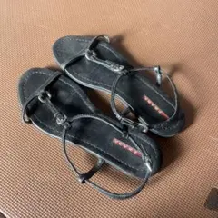 ブラック フラットサンダル ストラップデザイン