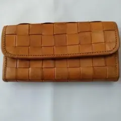 編み込みデザインのレザー長財布　ギャルソン型