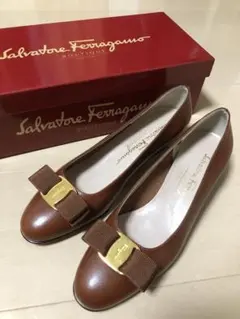 サルバートーレ　フェラガモ　ヴァラ