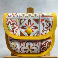 ＜黄＞ハンドメイド　猫　タイル　ポケット付小物ポーチ　【６０５】