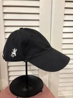 agnes b.レザールトカゲ刺繍黒キャップ