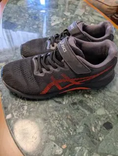 asics ランニングシューズ 黒/赤22.5センチ