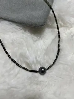 黒真珠一粒のシンプルな緑色と黒色のビーズネックレス