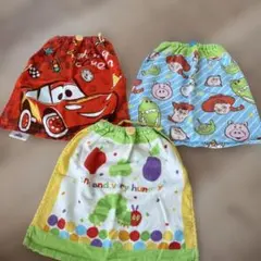 美品⭐︎エプロンタオル３枚セット　カーズはらぺこあおむしトイストーリー　ゴム付