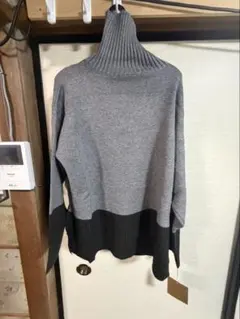 グレーとブラックのタートルネックニット