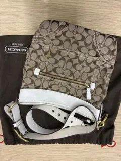 COACH ロゴ柄 ショルダーバッグ　キャンバスシグネチャー