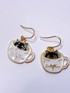 No.39 ハンドメイドピアス 猫 カップ ゴールドカラー