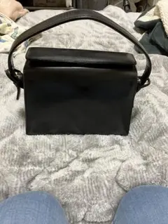 黒のハンドバッグ 4℃