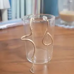 ユニーク波形デザイン ゴールドピアス