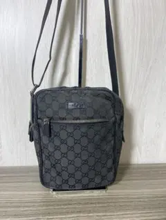 GUCCI ショルダーバッグ　GG柄　キャンバス　黒　斜め掛け　ロゴプレート