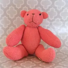 ピンクのクマのぬいぐるみ