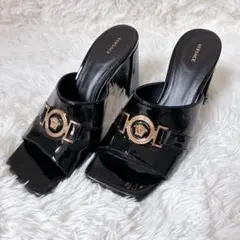 美品VERSACE ヴェルサーチ サンダル エナメルレザー メデューサ　38のサムネイル