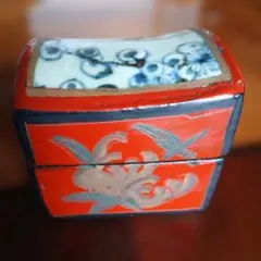 小物入れ　木製小箱　蓋は染付陶器の埋め込み