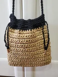 ベージュと黒のかごバッグ　ショルダー　巾着タイプ　かごバッグ