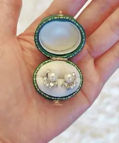 リボンリーフの美しいパールピアス　ホワイト　k18コーティング　ミキモト真珠島