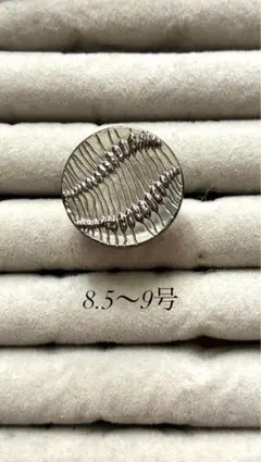 現代アート風　お洒落なボタンリング8.5～9号シルバーカラーのサムネイル