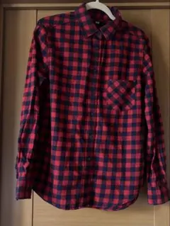 ユニクロ　赤と紺のチェック柄長袖シャツ　M