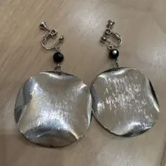 シルバーラウンドイヤリング 黒ビーズ付き