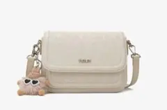 アイボリー ショルダーバッグ ファー付きチャーム