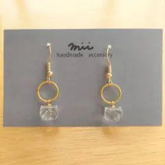 No.259 天然石 水晶 小ぶり 猫 揺れるピアス イヤリング