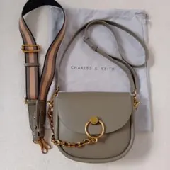 CHARLES & KEITH ショルダーバッグのサムネイル