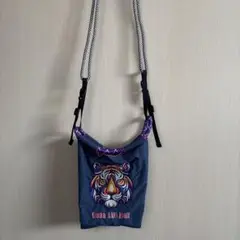 トラ刺繍ショルダーバッグ　サコッシュ