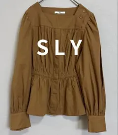 SLY 肩ボタン付きブラウス キャメルブラウン