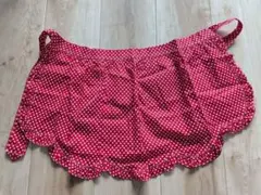 赤い水玉模様のフリル付きエプロン