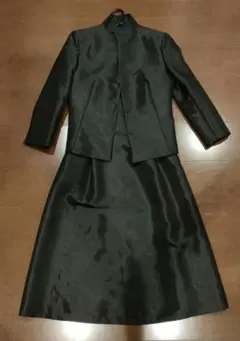 組曲　黒 サテン ノーカラー スカートスーツ