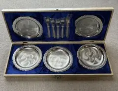 【未使用品】 銀皿 パールシルバー 盛り皿1枚 銘々皿5枚 フォーク5本セット 未使用品】 銀皿 パールシルバー 盛り皿1枚 銘々皿5枚 フォーク5本