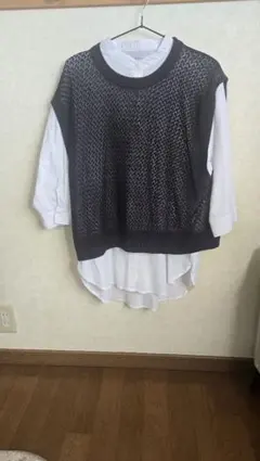 ホワイトシャツとブラックニットのセット