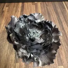 黒系 布製 花型 コサージュ大きめ　ブローチ　ブラック　黒