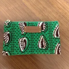 東京にビル 緑色の布製ポーチ