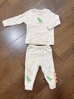 西松屋 恐竜プリントトレーナー・パンツセット 70〜80cm