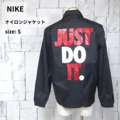 美品 NIKE メンズ S バックプリント コーチジャケット黒 赤 JDI