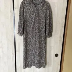 グレー花柄ゆったりした造りのロングワンピース　フリー　シワになりにくく楽ちん