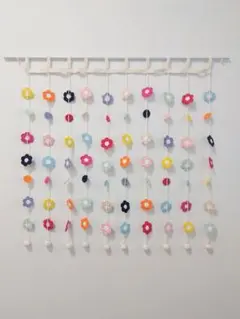 玉のれん風カラフル花モチーフの装飾