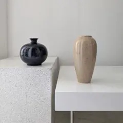 ヴィンテージ フラワーベース 黒とベージュの花瓶セット