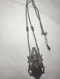 装飾的な赤いストーンネックレス