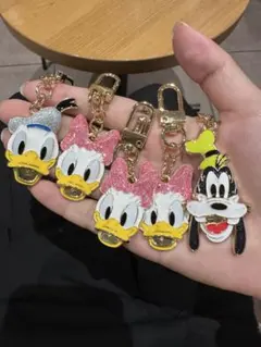 ディズニーキーホルダー5個セット（デイジー3個、ドナルド1個、グーフィー1個）