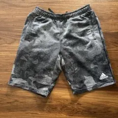adidas グレー・カモフラージュ ハーフパンツ