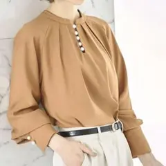 【新品】RUIRUE BOUTIQUEスリットパールスタンドカラーブラウス 3L