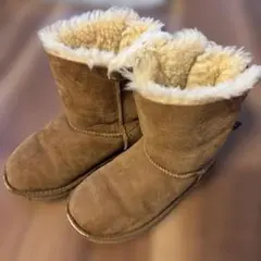 UGG ブラウンリボン付きブーツ
